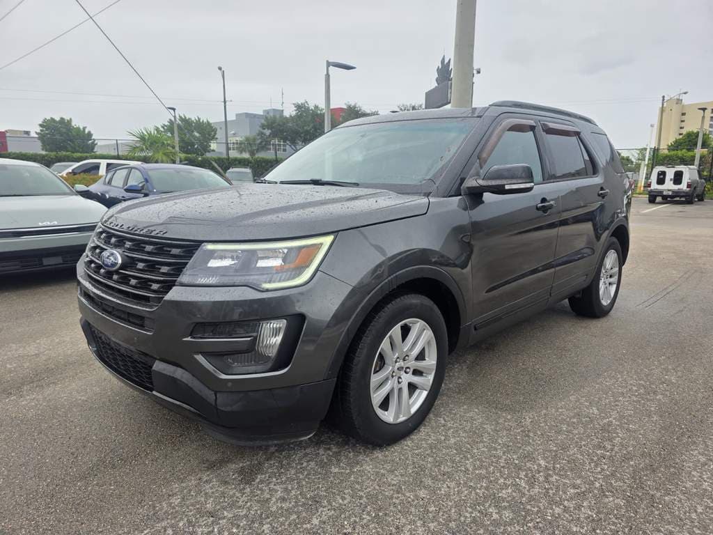 2017 Ford EXPLORER XLT — photo 1